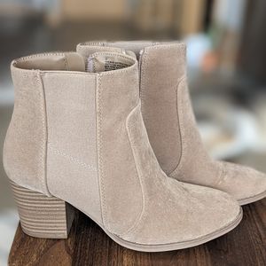 Women’s Universal Thread Tan Booties. Size 8